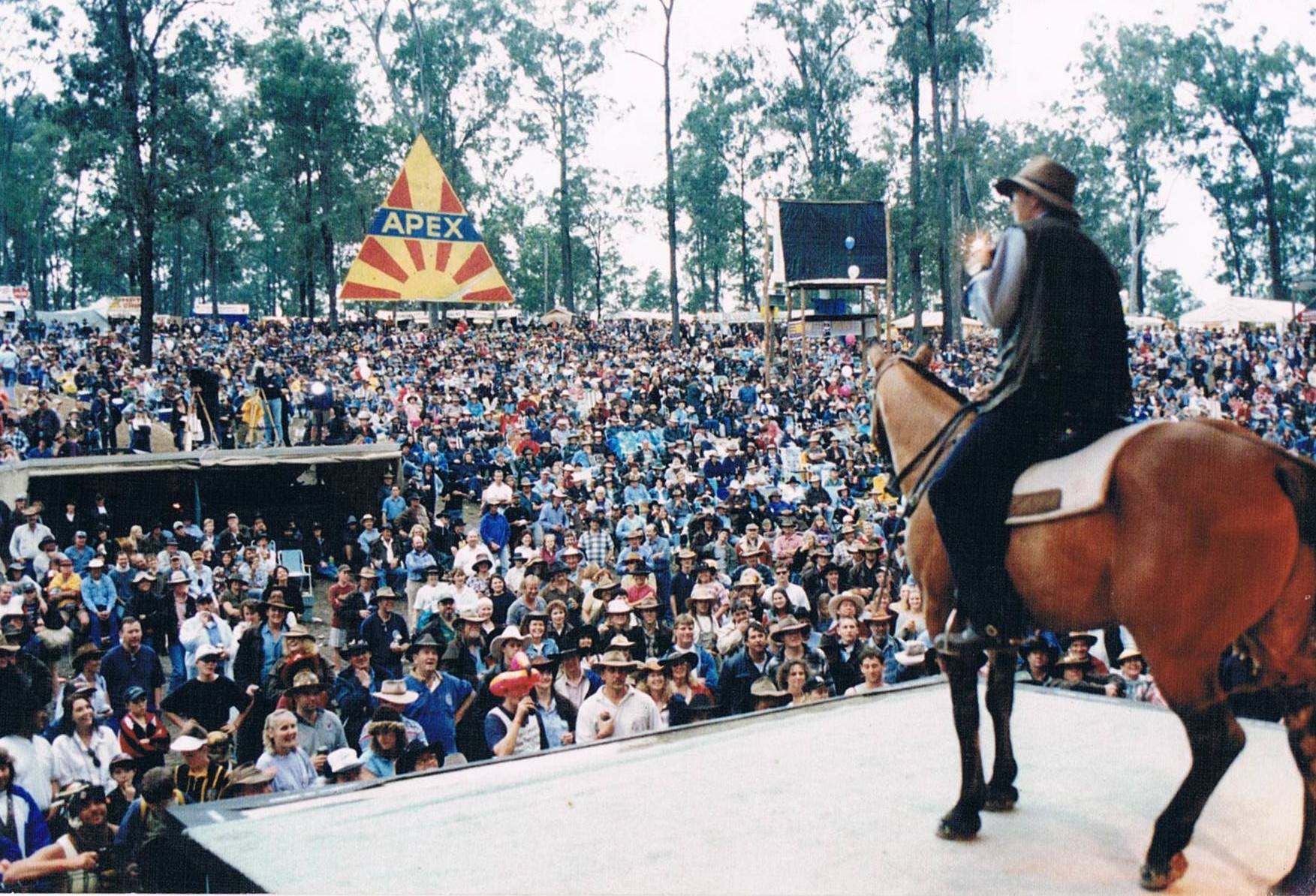 Guy McLean and his horse Nugget on stage entertaining the crowd | Image